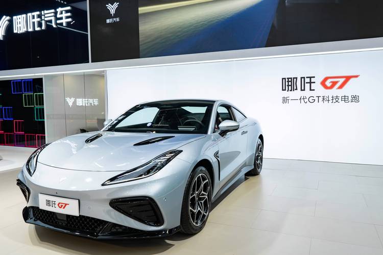 东莞151哪吒汽车在智能汽车领域的表现，领途汽车在新能源汽车市场中的影响力